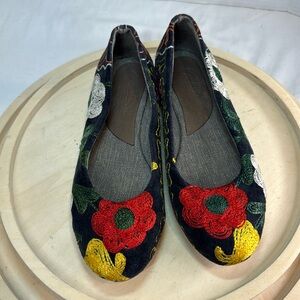 Cotton House Floral Embroidered Loafers Size 39 (8)